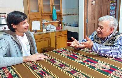 Alexander Auer (links) im Gespräch mit Romero-Preisträger Luis Zambrano.